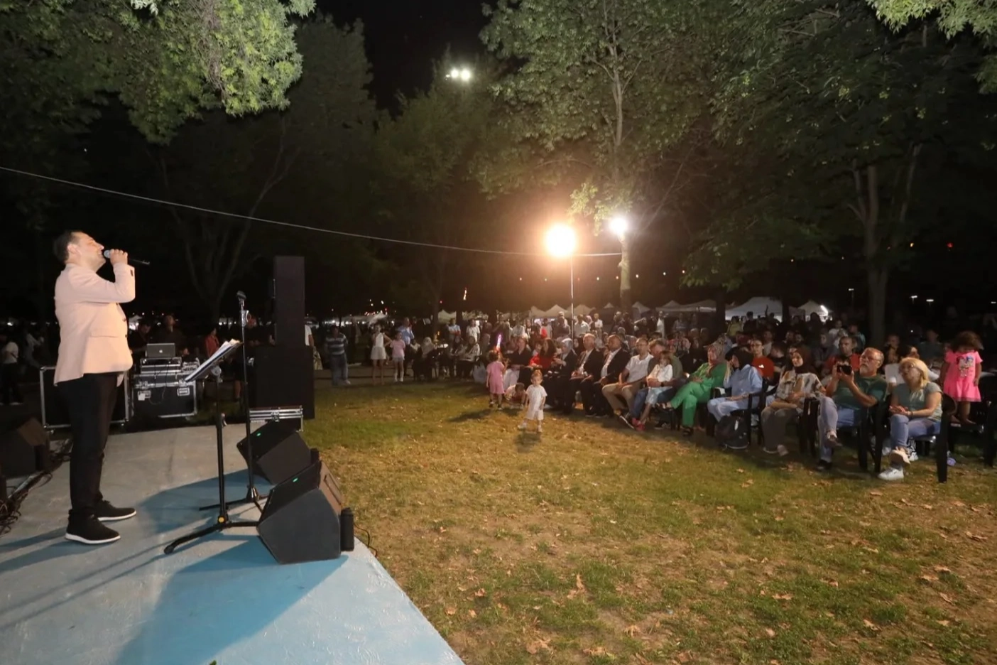 İnegöl’de Hanımeli Şenliği Coşkusu: Stantlar ve Etkinlikler Yoğun İlgi Görüyor